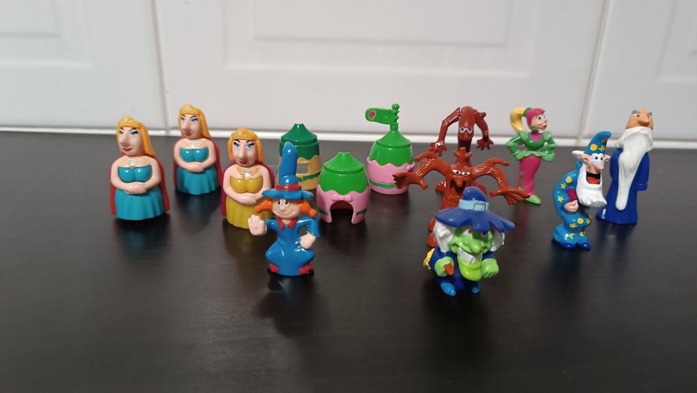 Mini figuras variadas. 11 unidadas. Rainhas e magia