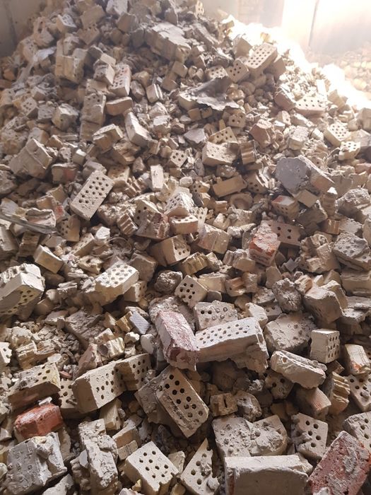 Кирпичный бой, асфальтный, дробленный бетон, грунт, фундаментные блоки