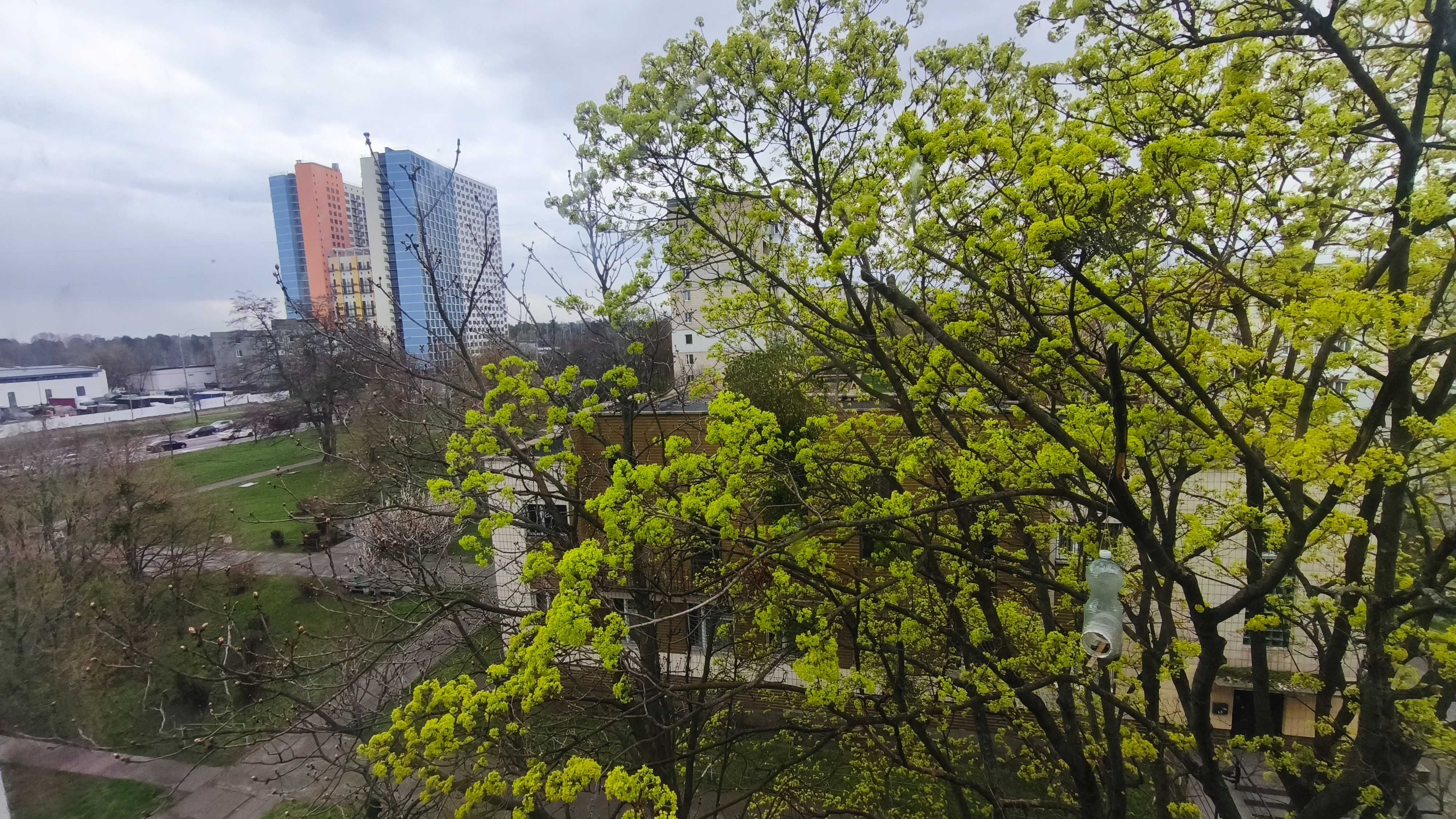 Продам  2 комнатную, метро Черниговская,ул.Карбышева , 18-А