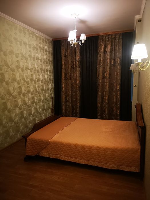 ЦІНУ ЗНИЖЕНО. Продаю штори для спальні. Зелені з бежевим. Щільні