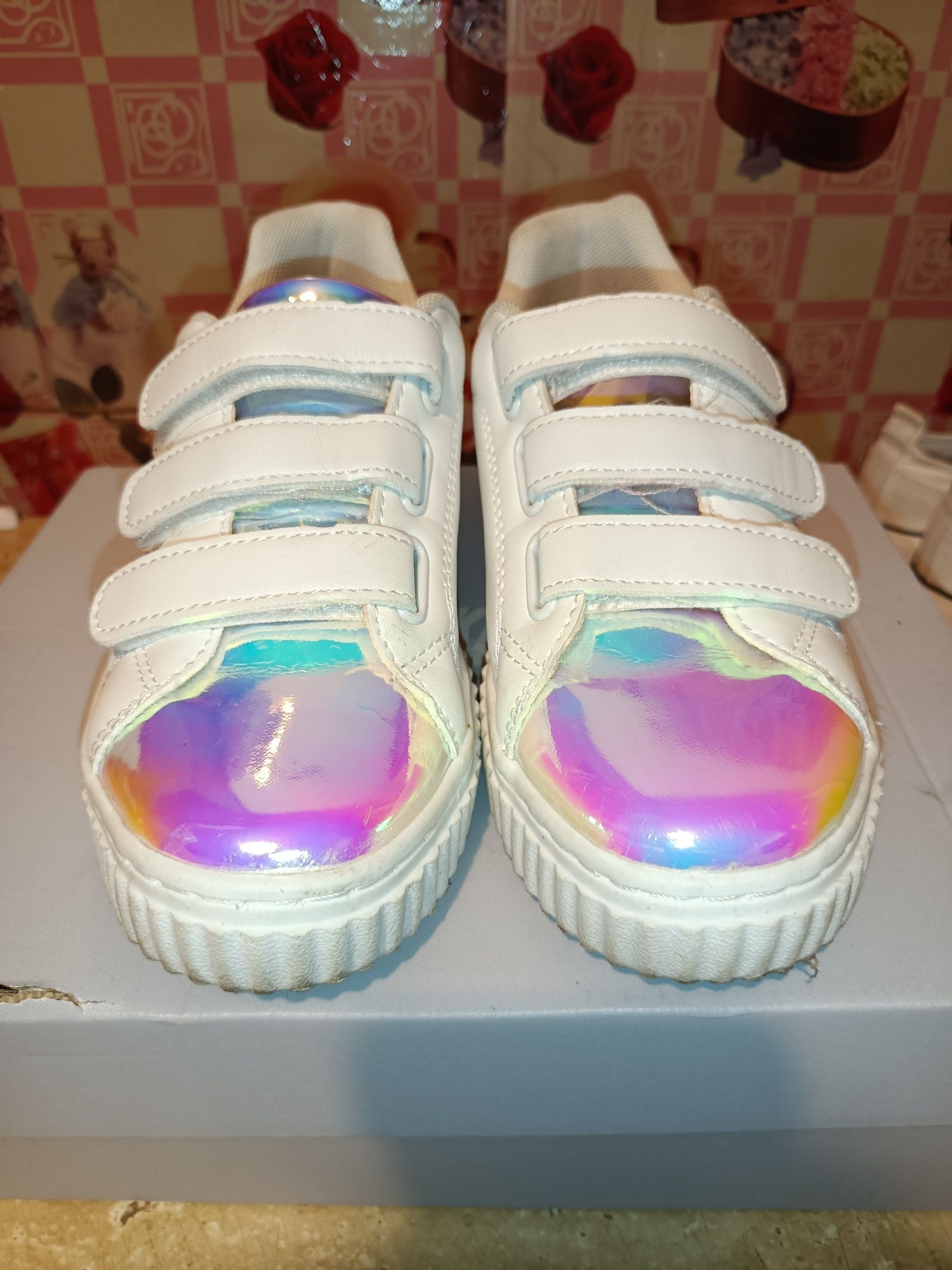 Białe sneakersy dziewczęce z efektem hologramu