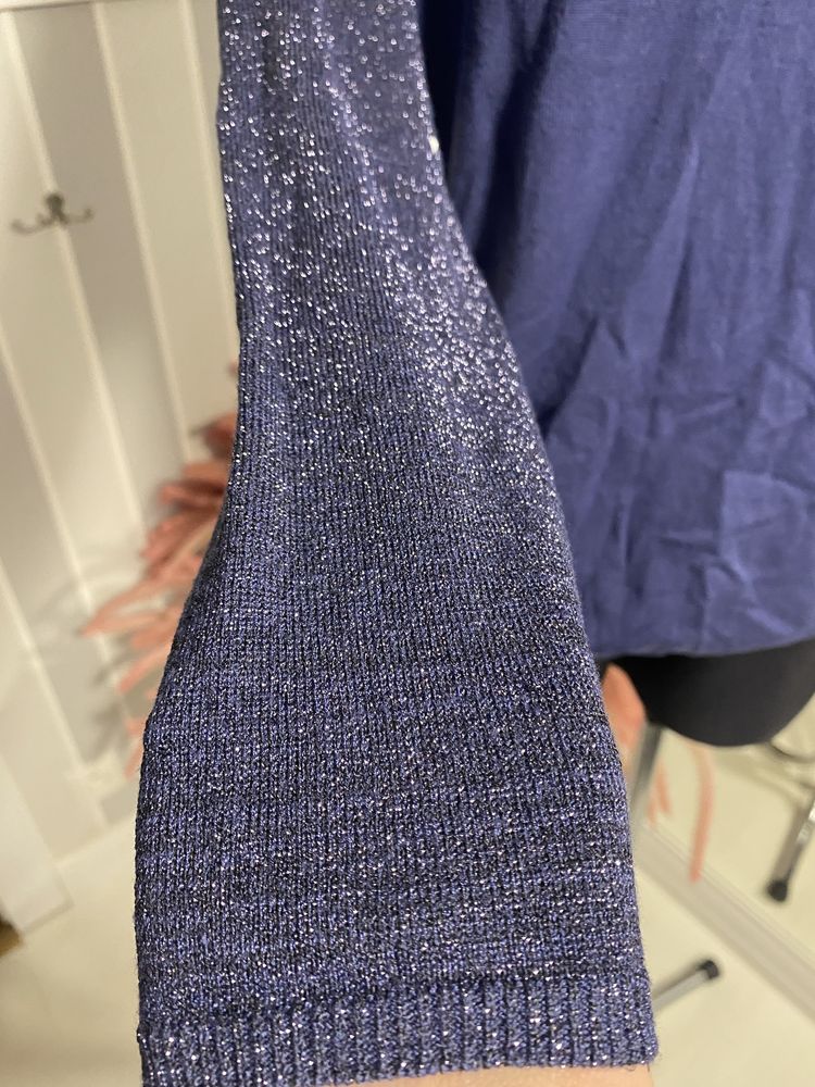 Granatowy sweterek z dekoltem w serek ze srebną niteczką Blue Motion