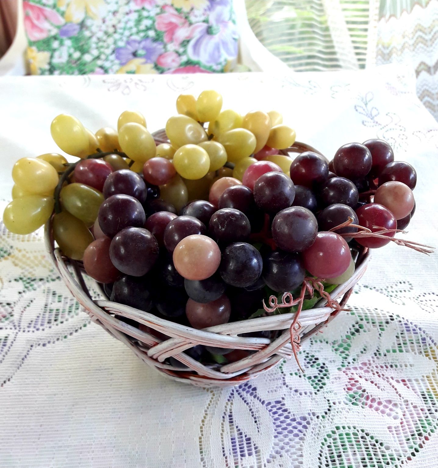 Букет искусственных цветов, виноград в корзине