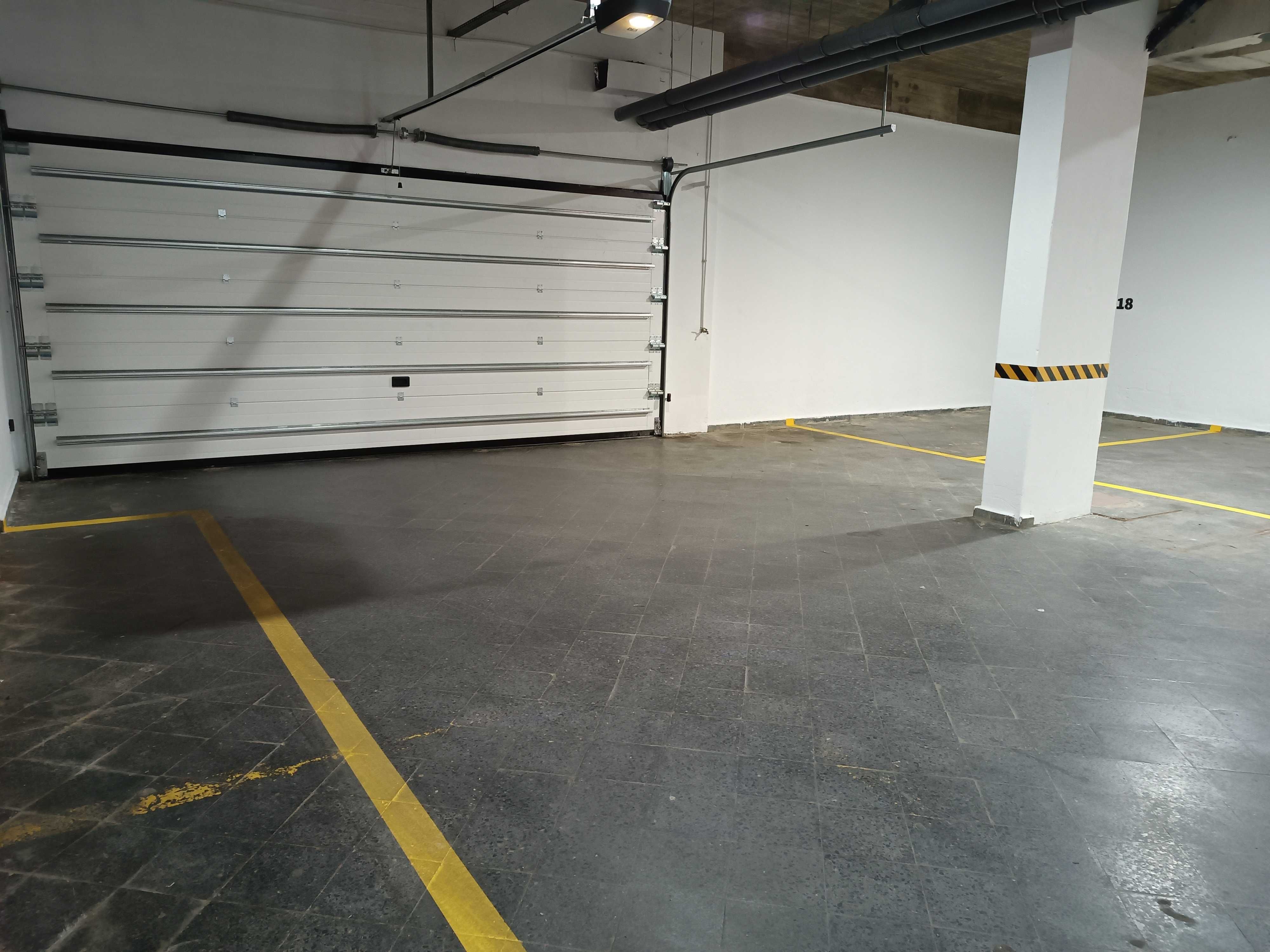 Garagem à venda na Rua António Sérgio, 5