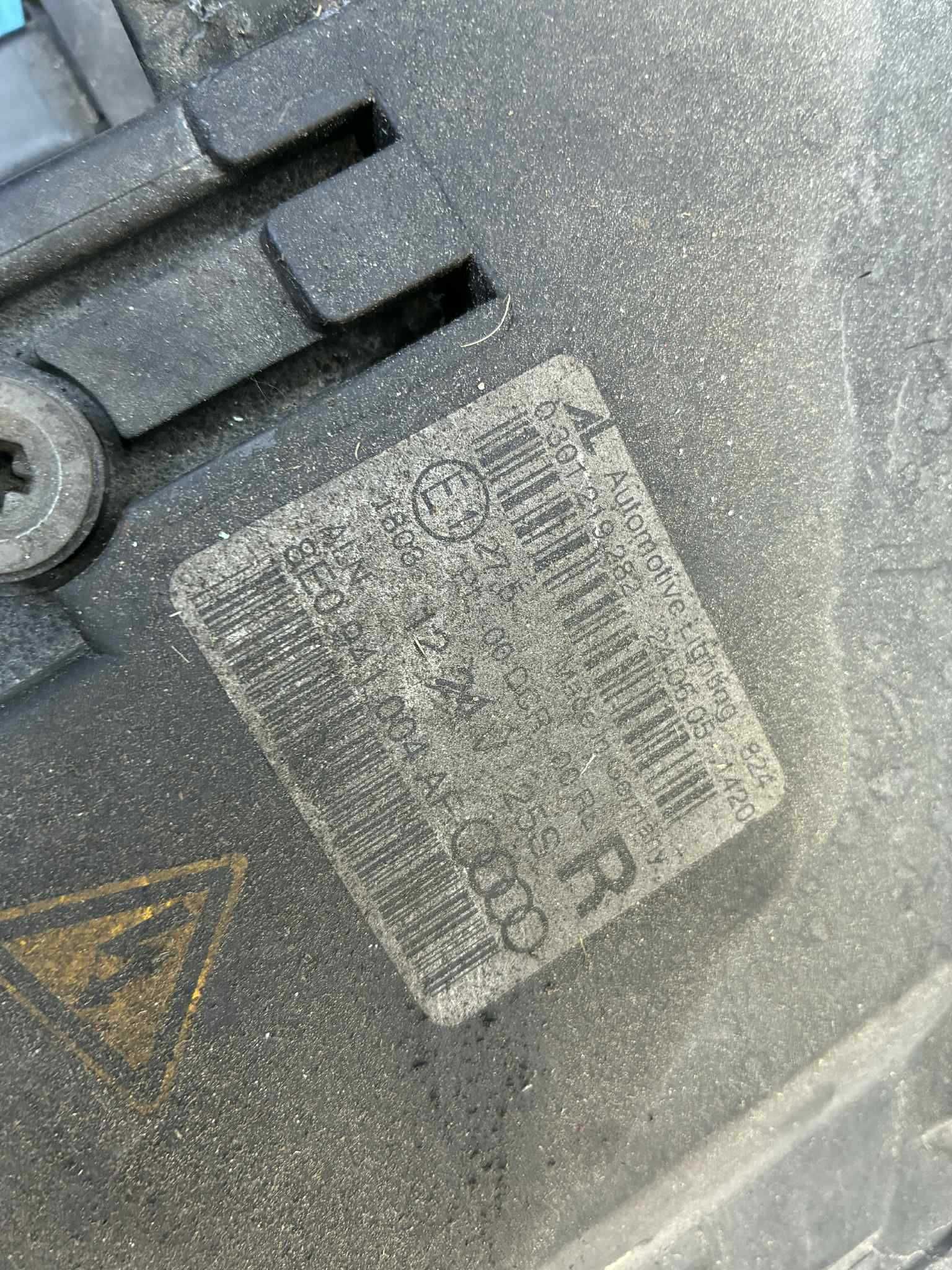lampa prawy przód prawa przednia xenon bixenon skrętny audi a4 b7