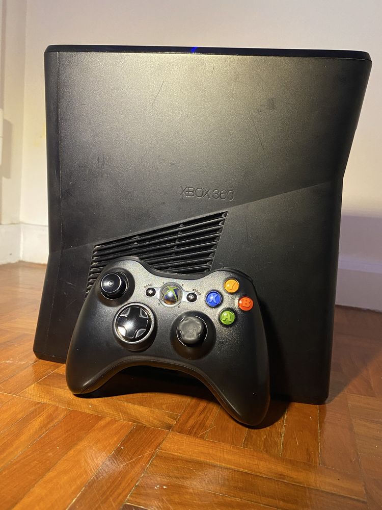 Xbox 360 com 220GB com algumas marcas de uso