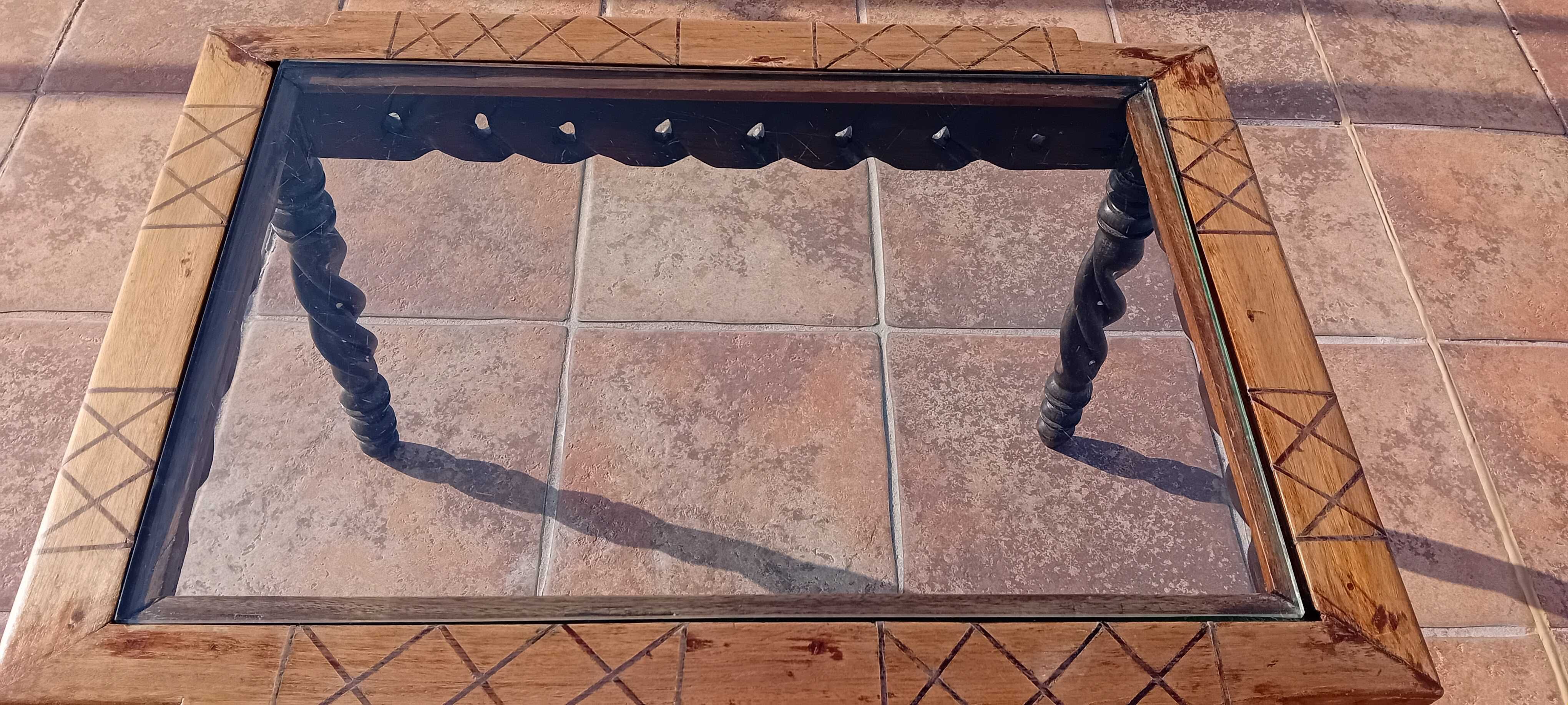 Mesa de frente de sofá em madeira esculpida com tampo em vidro