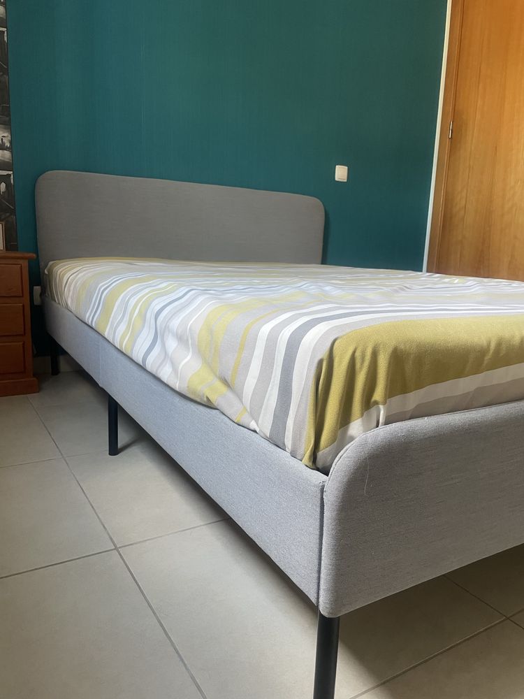 Cama casal estofada Ikea