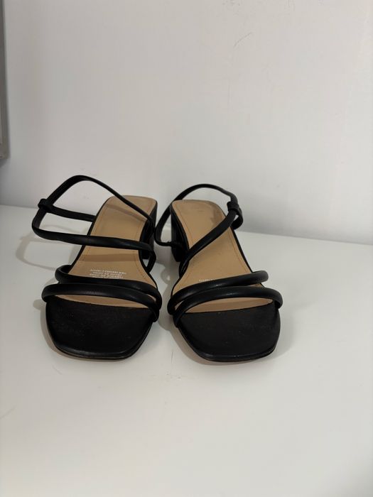 Sandalia preta baixa