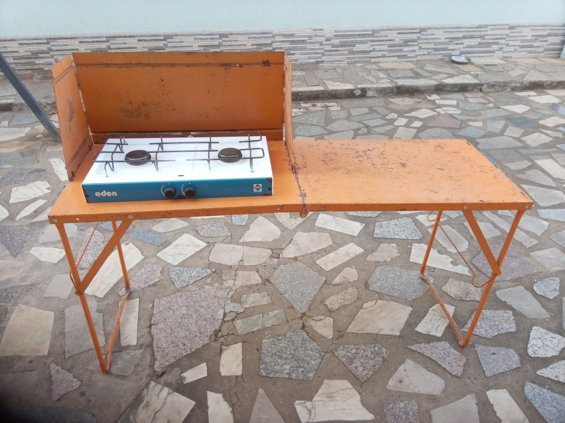 Mesa e fogão a gás