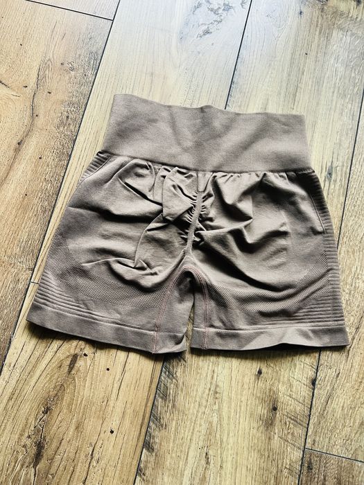 Krótkie spodenki sportowe legginsy beżowe S M 34 36