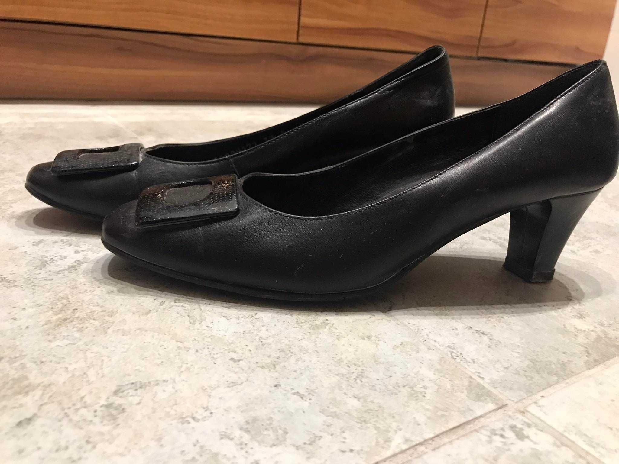 Czarne buty na niedużym obcasie RYŁKO rozmiar 37