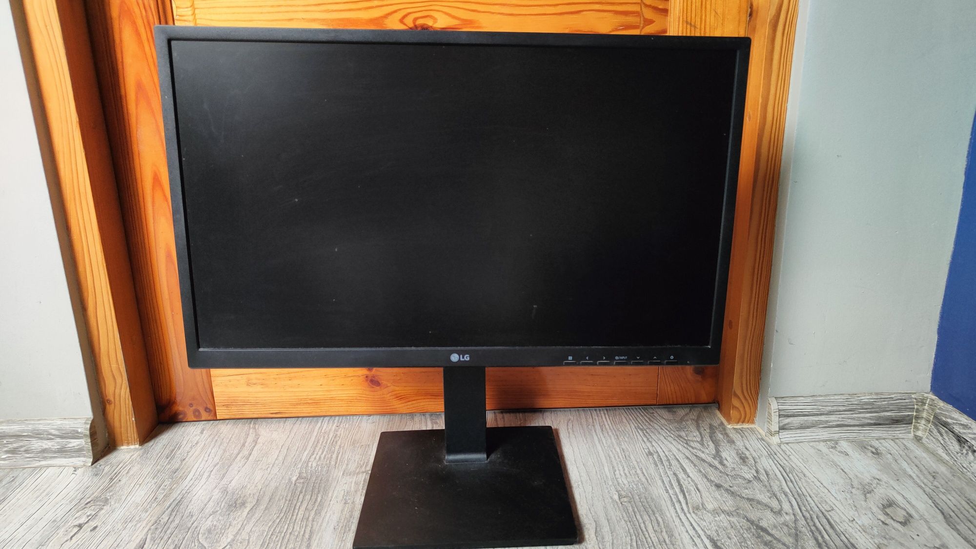 Monitor LG 24 cale, regulowany