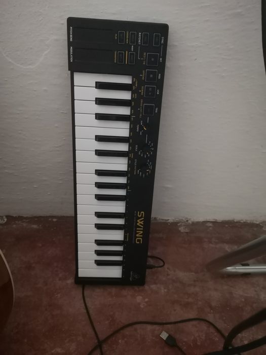 Behringer Swing teclado midi e cv