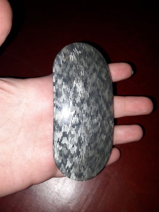 Заколка для волос серая с рисунком пластиковая серебрянная