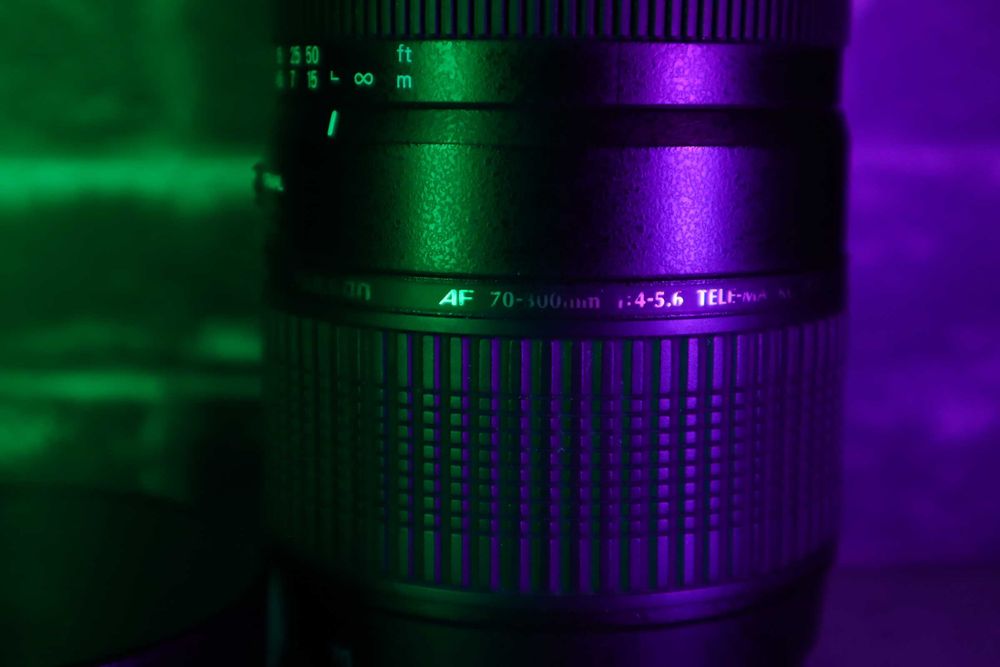 Objetiva Tamron 70-300mm f/4-5.6 Di LD Macro para Canon EF