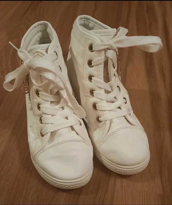 Botki na koturnie w rozmiarze 32