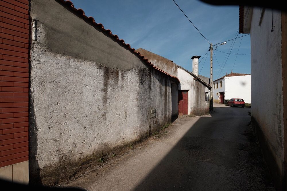 Casa moradia em pedra rústica para restaurar a gosto