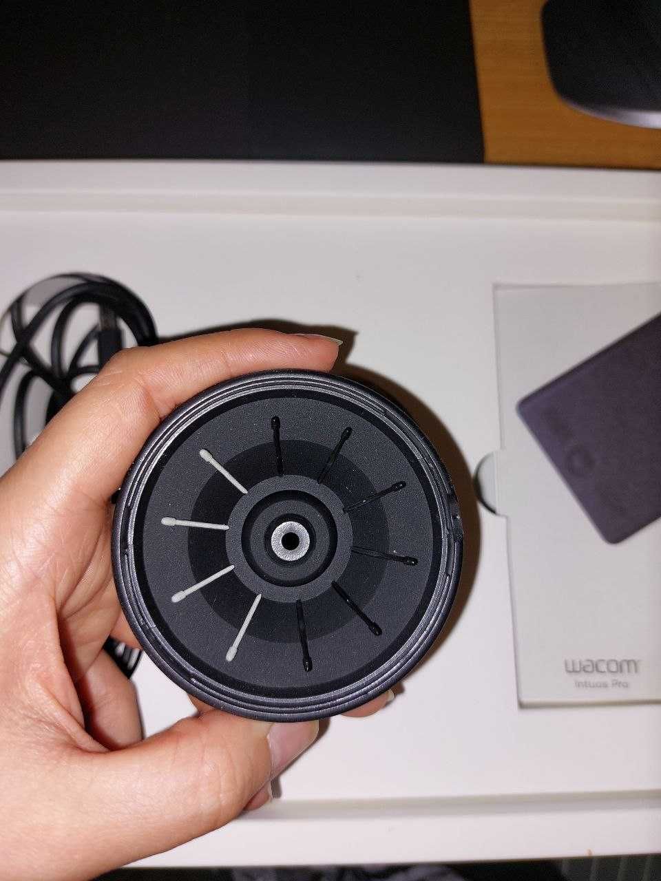 Wacom Intuos Pro розмір S / графічний планшет з пером Pro Pen 2