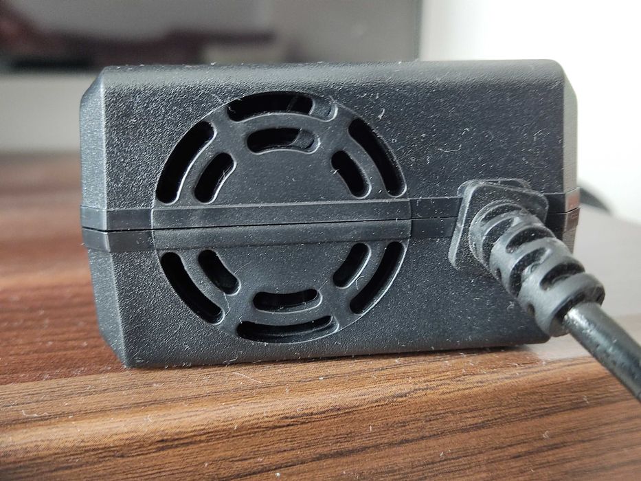 Ładowarka z wentylatorem 36 (42) Volt 2A