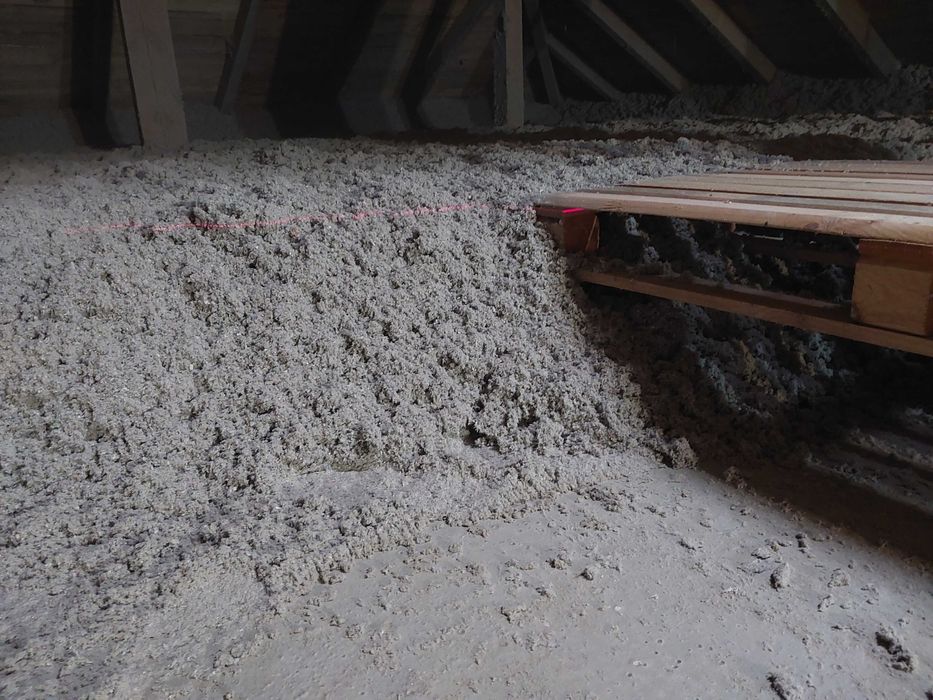 Ocieplenia poddaszy dachów celuloza, wełna drzewna, piana pur