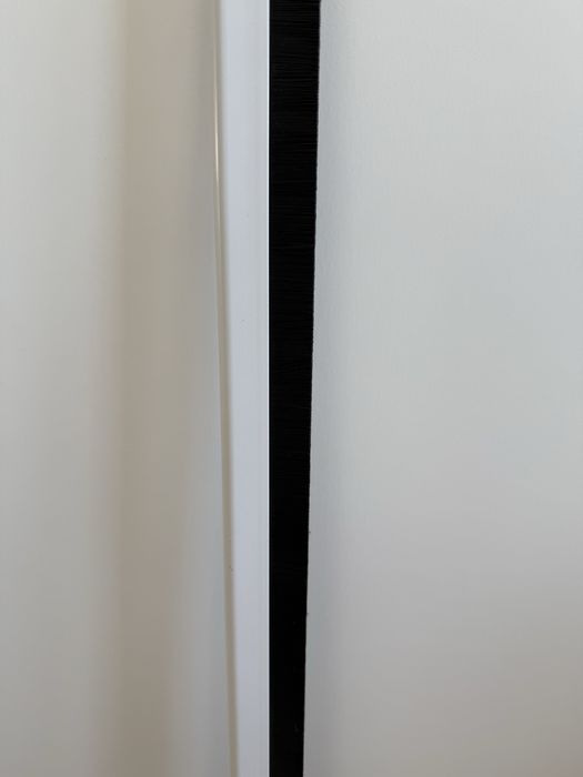 Veda porta adesivo AXTON aluminio com escova 1 metro branco