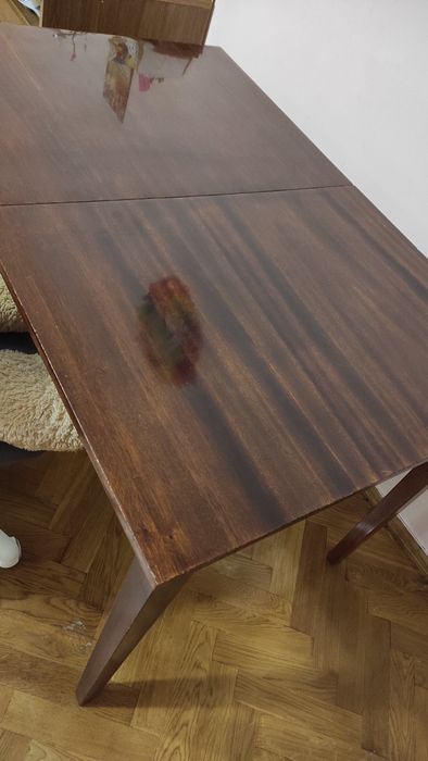 Лакований стіл в гарному стані