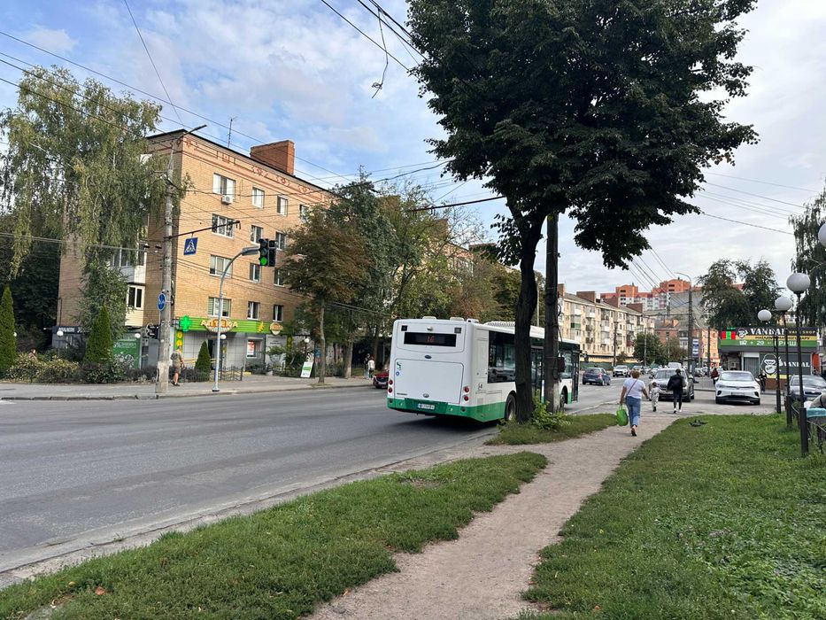 Продаж фасадного приміщення поруч з лікарнею Київська