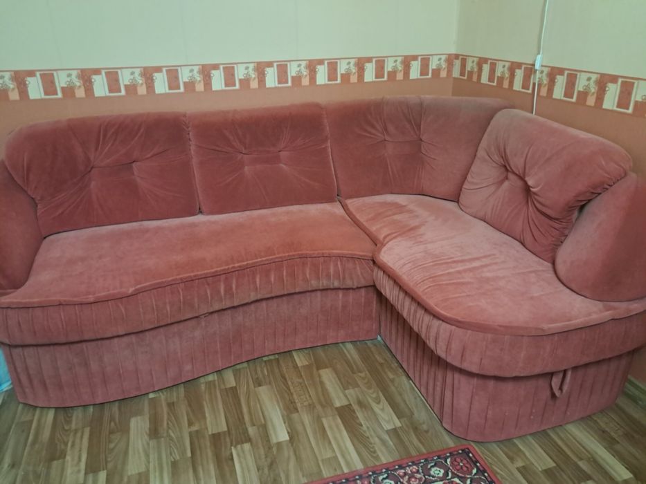 Диван в гарному стані