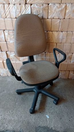 Fotel biurowy obrotowy używany.