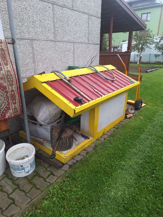 Buda dla psa z płyty warstwowej