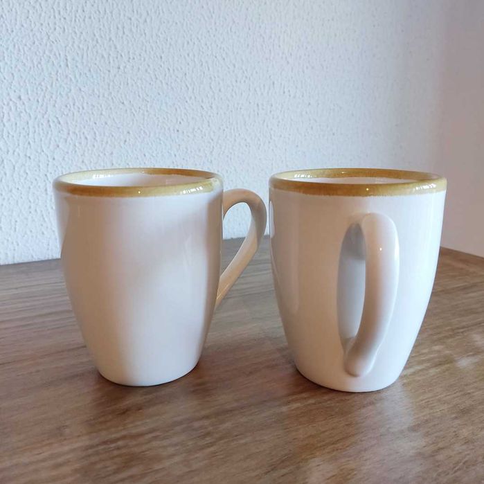 Canecas brancas em cerâmica