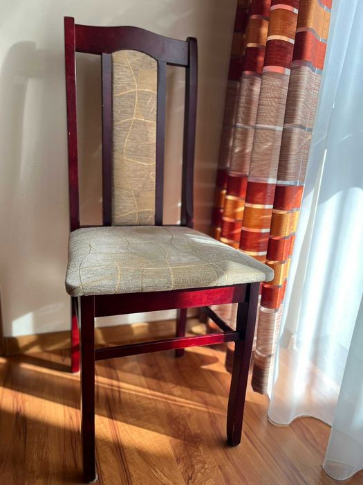 duży rozkładany drewniany stół + krzesła