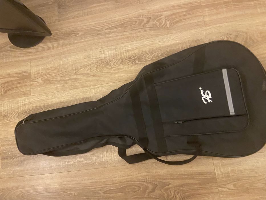 Акустична гітара з чохлом