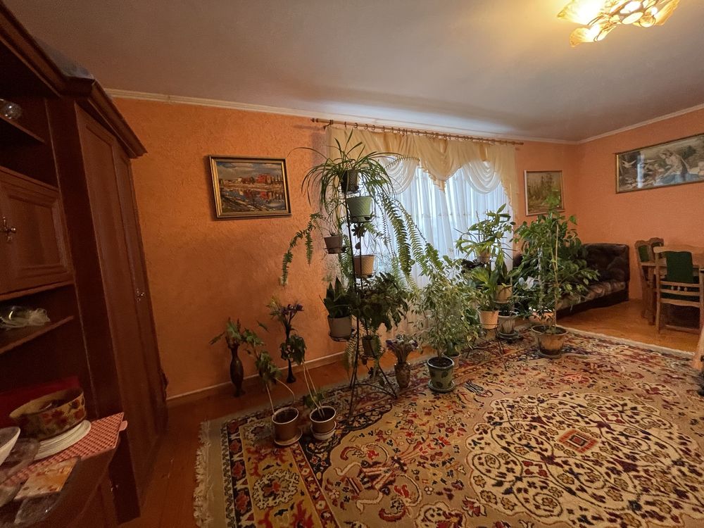 Продаж будинку поруч з центром