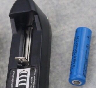 Зарядное устройство для зарядки аккумуляторных батареек размера AA/AAA