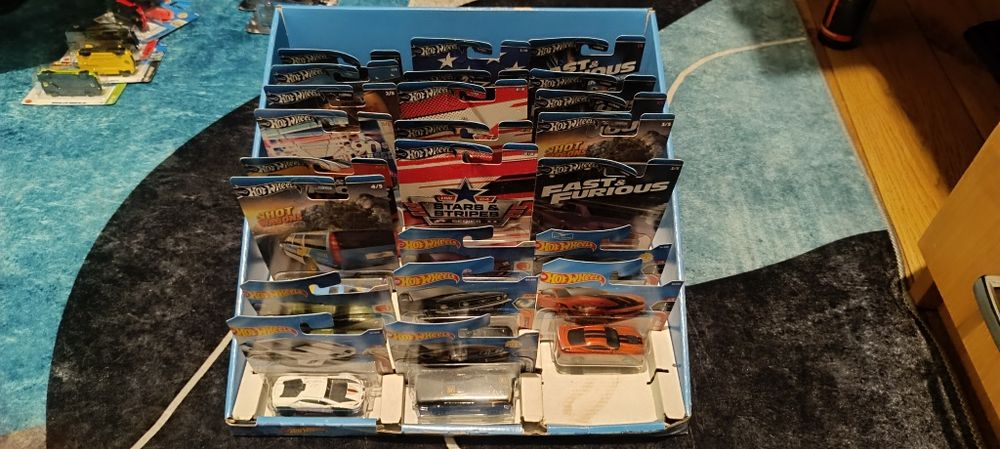 Kolekcja Hot Wheels – Ponad 20 modeli i karton ekspozycyjny
