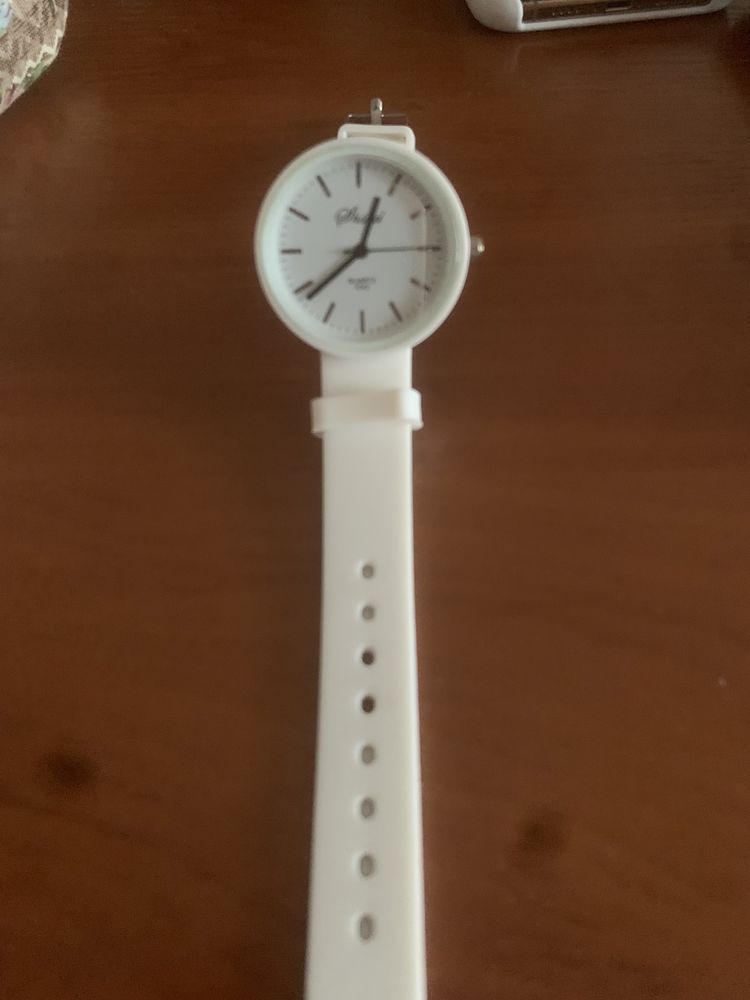 Красивые белые часы