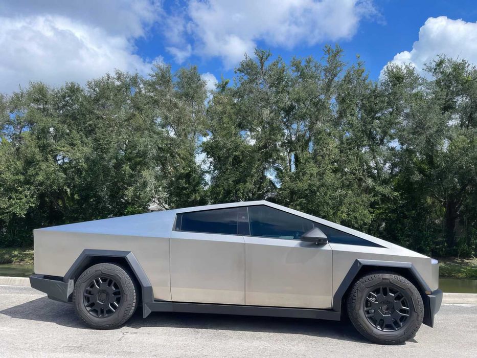 Tesla Cybertruck      2024