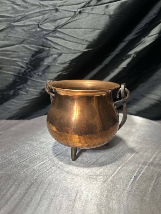 Miedziany kociołek wiedźmy – kwietnik na trzech mosiężnych nóżkach