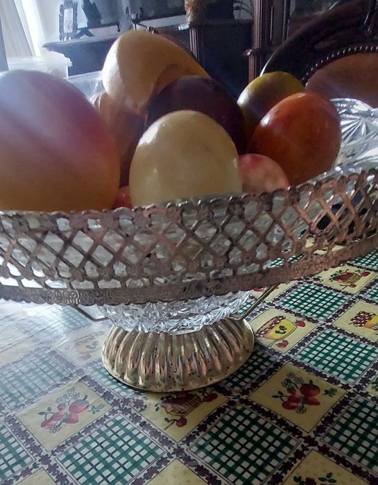 Cesto com frutas de loiça