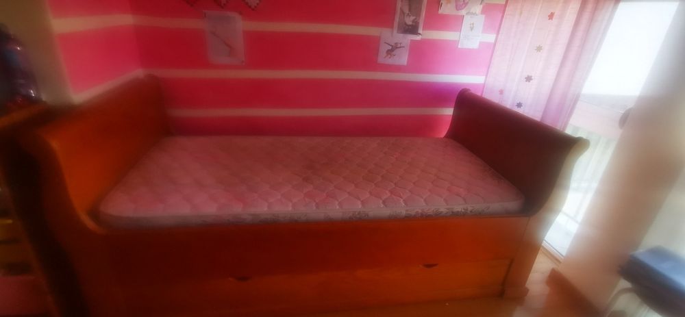 Cama com estrado e colchao