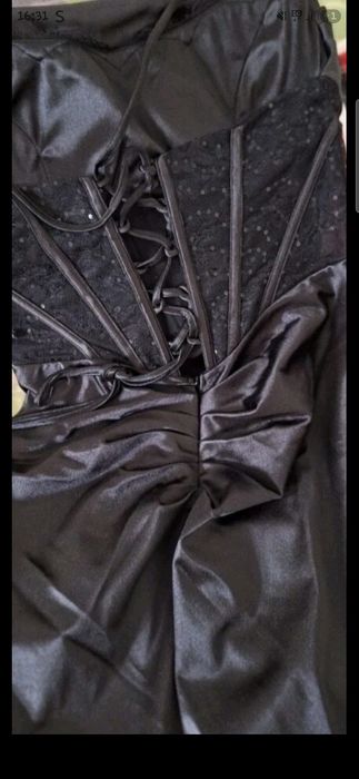 Sukienka na studniówkę z gorsetem