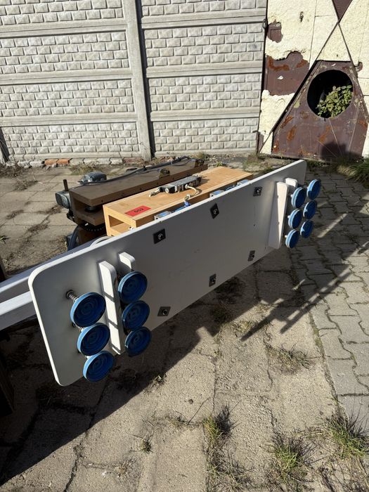 układ podawania z napędem i pneumatyką.