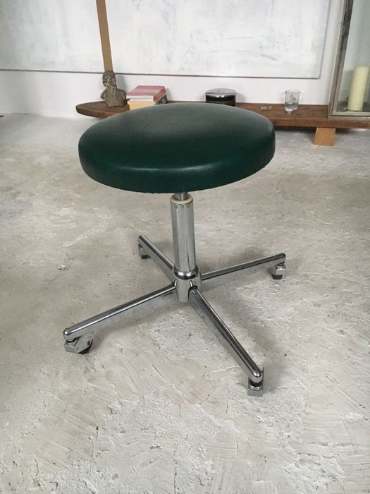 Taboret na kółkach bauhaus