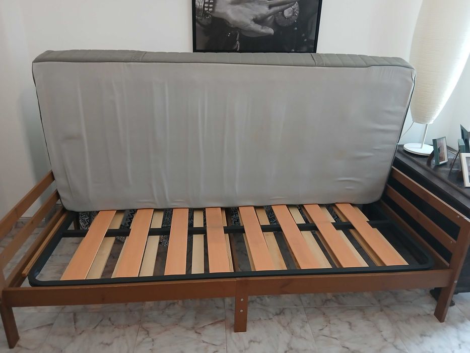 Cama -Sofá  com almofadas