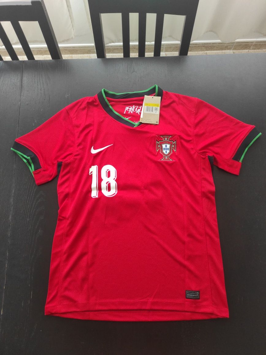 Camisola da Seleção Nacional, tamanho S, com o nome Xana, N°18