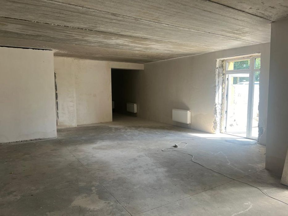 Здається в оренду цьокольне приміщення, окремий вхід з фасаду