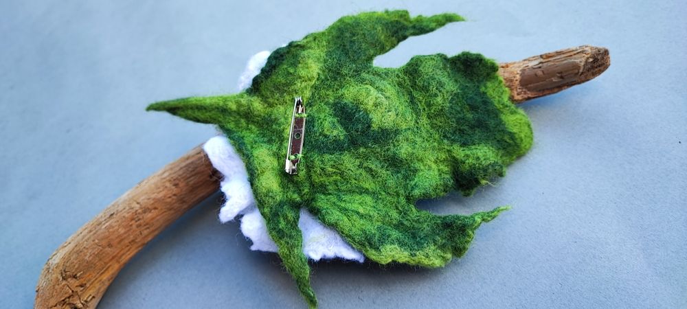 Broszka z filcu.