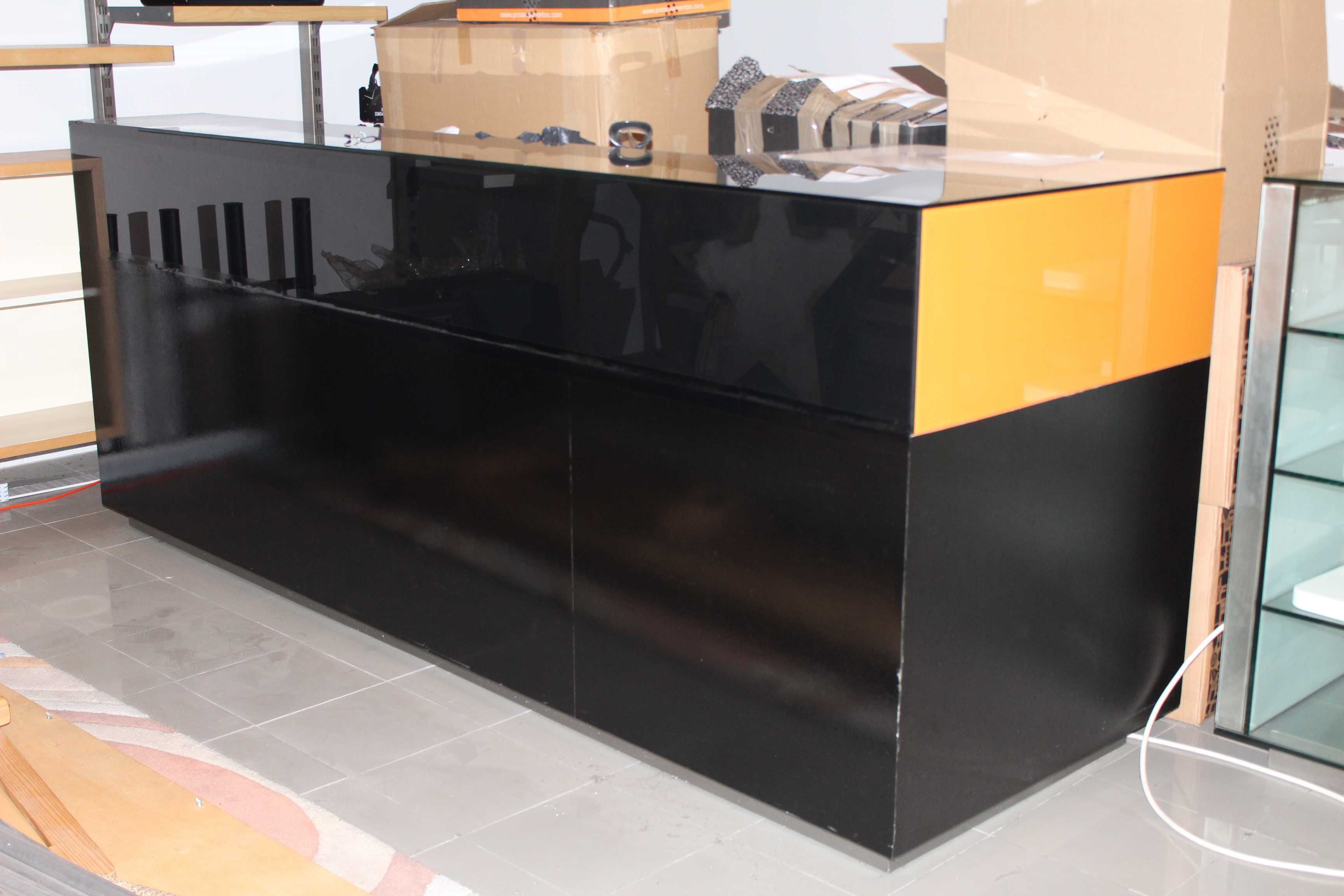 Móvel receção loja em L Lacado c/ Gavetões e prateleiras 2.50x0.80 mts